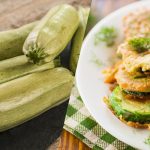 এই পিঠার মধ্যে জুচিনি প্রথম যা টেবিলের বাইরে চলে যায়: